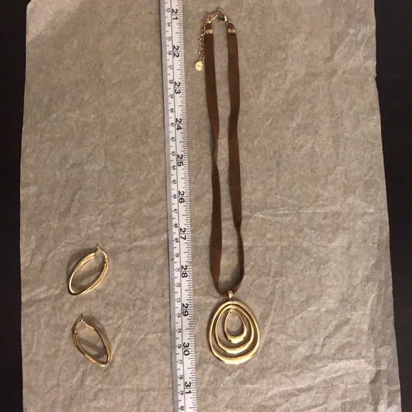 Pendant Necklace - Picture 2 of 3